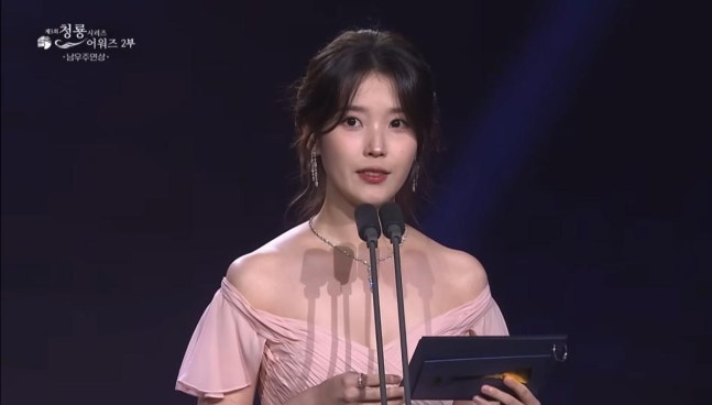 [왓IS] 아이유 , 건강 이상 발표 후 깜짝 등장…“안 떨릴 줄 알았는데”