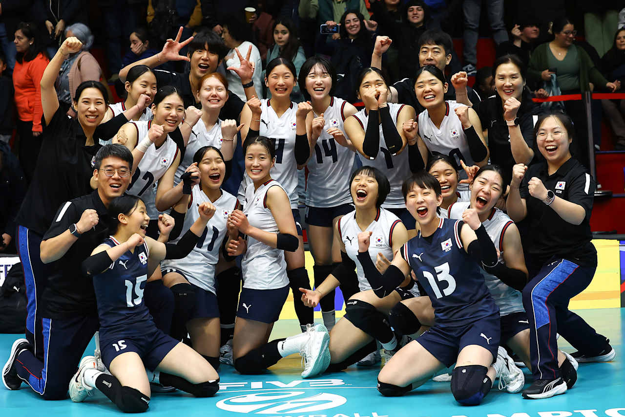 '<b>손서연</b> 23점' 무서운 U-17 여자 배구, <b>세계</b> 3위 최강 이탈리아 꺾고 3연...