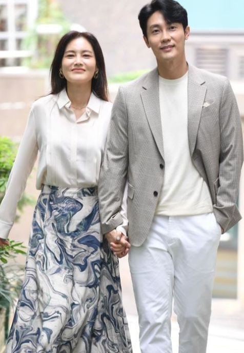 뮤지컬 배우 <b>김선영 부친상</b>... 남편 김우형과 슬픔 속 빈소 지켜
