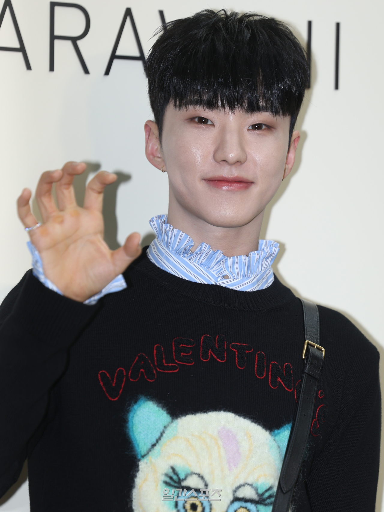‘군인’ <b>세븐틴 호시</b>, 전방<b>십자인대</b> 완전 <b>파열</b>…입대 1년 만에 날벼락...