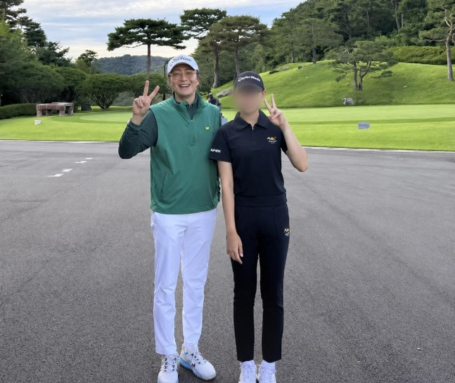<b>백발</b> 된 <b>배용준</b>, 깜짝 라운딩 <b>근황</b>…은은한 미소는 여전 [왓IS]