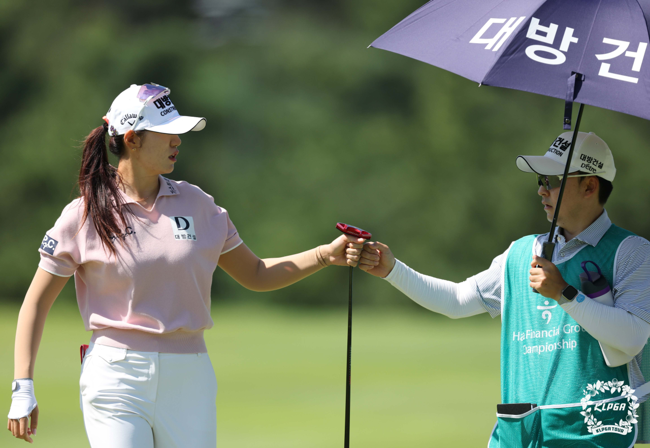'버디 5개' 김민선, KLPGA <b>하나금융그룹 챔피언십</b> 3R서 단독 선두