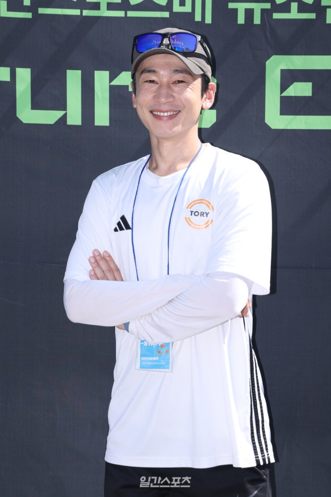 제1회 일간스포츠배 유소년 축구대회가 20일 경기 하남종합운동장 보조 A구장에서 열렸다. 2학년 리그에서 우승을 차지한 토리 FC 최민 감독이 사진 촬영을 하고 있다. 일간스포츠와 에버킥이 주최한 이번 대회는 유치부부터 초등학교 6학년까지 축구 꿈나무들이 참가해 기량을 펼치며, 미래 스포츠 인재를 발굴하고 가족이 함께 즐기는 스포츠 문화를 확산하기 위해 마련됐다. 하남=서병수 기자 qudtn@edaily.co.kr /2026.09.20/