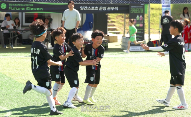 제1회 일간스포츠배 유소년 축구대회가 20일 경기 하남종합운동장 보조 A구장에서 열렸다. 토리 FC가 MKFC와의 경기에서 골을 넣고 기뻐하고 있다. 일간스포츠와 에버킥이 주최한 이번 대회는 유치부부터 초등학교 6학년까지 축구 꿈나무들이 참가해 기량을 펼치며, 미래 스포츠 인재를 발굴하고 가족이 함께 즐기는 스포츠 문화를 확산하기 위해 마련됐다. 하남=서병수 기자 qudtn@edaily.co.kr /2026.09.20/