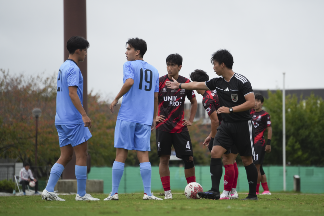 유니브 프로(UNIV PRO) 20세 이하(U-20) 대학 대표팀(붉은색 유니폼)과 U-20 관동대학 선발팀의 제1회 한·일 대학축구 교류전 모습. 사진=대학축구연맹