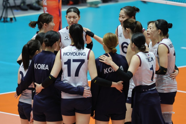 22일 일본 아이치현 파크 아레나 고마키에서 열린 2026 아이치·나고야 아시안게임 여자 배구 대한민국과 태국의 동메달 결정전. 세트점수 0-3으로 패한 대한민국 선수들이 서로 위로하고 있다.