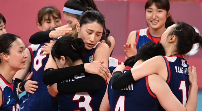 한국 배구대표팀 김연경이 4일 일본 아리아케 아레나에서 열린 도쿄올림픽 여자 배구 8강 한국과 터키의 경기에서 승리한뒤 동료들과 함께 기뻐하고 있다. 2021.08.04 도쿄=올림픽사진공동취재단