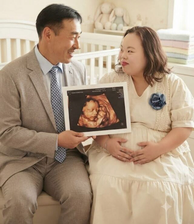 ‘다운증후군 작가’ <b>서은혜</b>, <b>임신</b> 아니었다…父 “초음파 <b>사진</b>은 <b>AI</b>”...