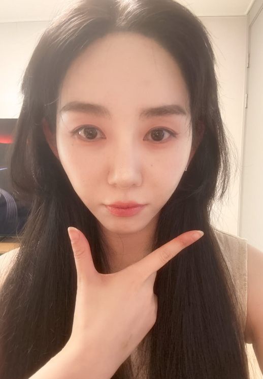 [왓IS] <b>권민아</b>, 피부과 측과 갈등 녹취록 풀고... <b>AOA 괴롭힘</b> 사건 재소...