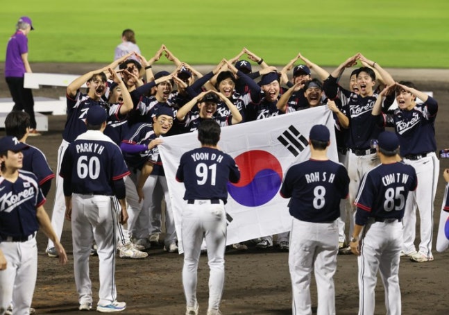 27일 일본 아이치현 도요하시 시민구장에서 열린 2026 아이치·나고야 아시안게임 결승 한국과 일본의 경기. 3대1로 금메달을 차지한 한국대표팀 선수들이 '금메달 세리머니'를 하고 있다. [연합뉴스]