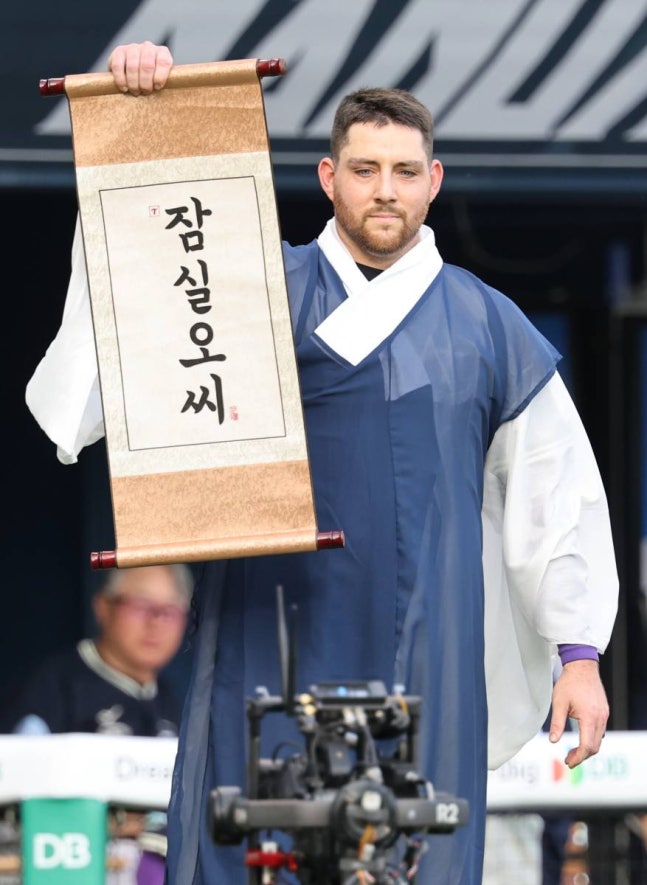 (서울=연합뉴스) 최재구 기자 = 11일 서울 잠실야구장에서 열린 KBO 프로야구 올스타전에서 나눔 올스타 오스틴 딘이 두번째 퍼포먼스를 하며 입장하고 있다. 2026.7.11 jjaeck9@yna.co.kr