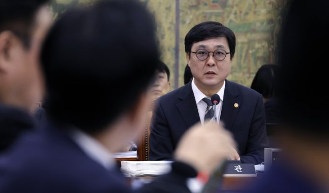 최휘영 문화체육관광부 장관이 7일 국회 문화체육관광위원회에서 열린 문화체육관광부에 대한 국정감사에서 의원 질의에 답하고 있다. 사진=연합뉴스
