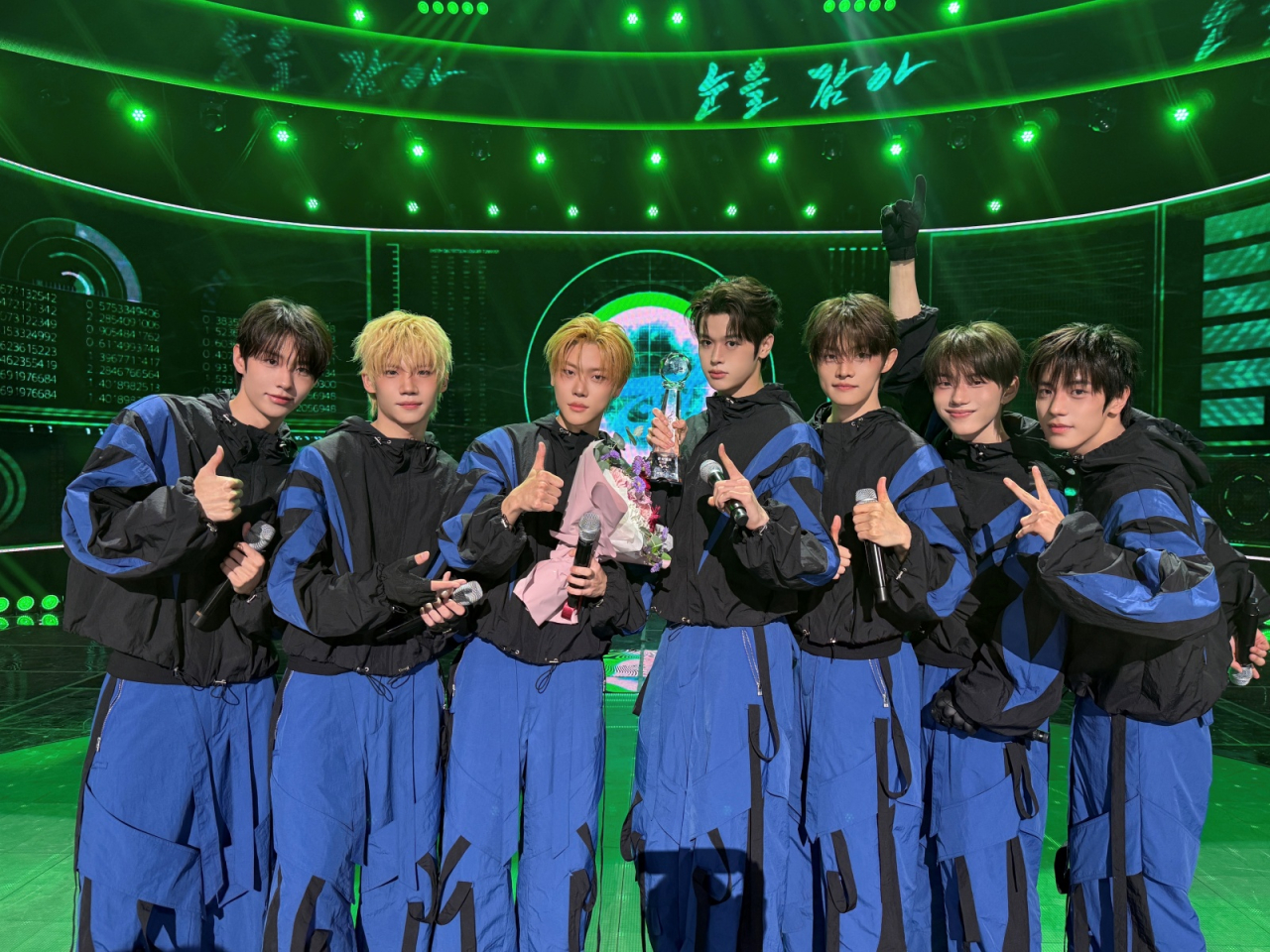 클로즈 유어 아이즈, 초동 71만장→‘<b>뮤뱅</b>’ 1위까지…커리어 하이 ing