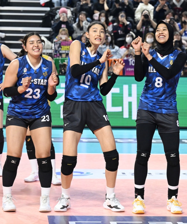 올스타전에서 만난 김연경(가운데)과 메가(오른쪽). KOVO 제공