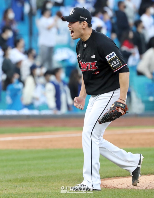 "KT 위즈와 삼성 라이온즈가 31일 오후 대구 삼성라이온즈파크에서 2021년 KBO리그 정규시즌 1위를 놓고 단판승부를 펼쳤다. KT가 1-0으로 삼성을 제압하고 정규시즌 우승을 차지했다. 우승이 확정되는 순간 마무리 김재윤이 포효하고있다. 대구=정시종 기자