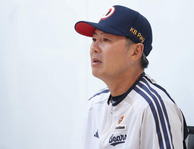 두산 베어스 김원형 감독이 14일 서울 잠실야구장에서 LG 트윈스와의 2026 신한 SOL KBO 포스트시즌 와일드카드 결정전 1차전을 앞두고 취재진과 인터뷰하고 있다.연합뉴스