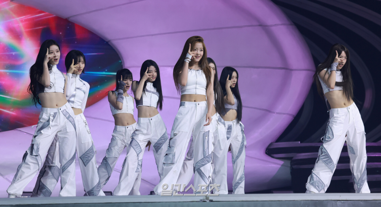 ‘<b>이수만 걸그룹</b>’ <b>A2O 라이트</b>, 성공적 데뷔했지만…中 멤버 아이찡 부...