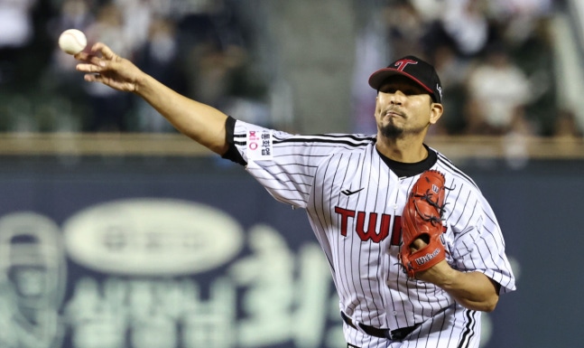 14일 서울 잠실야구장에서 열린 2026 신한 SOL KBO 포스트시즌 와일드카드 결정전 1차전 두산 베어스와 LG 트윈스의 경기. LG 선발 투수 카라스코가 역투하고 있다.
