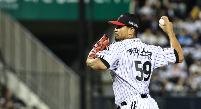 14일 서울 잠실야구장에서 열린 2026 신한 SOL KBO 포스트시즌 와일드카드 결정전 1차전 두산 베어스와 LG 트윈스의 경기. 4회초 LG 선발 투수 카라스코가 역투하고 있다.