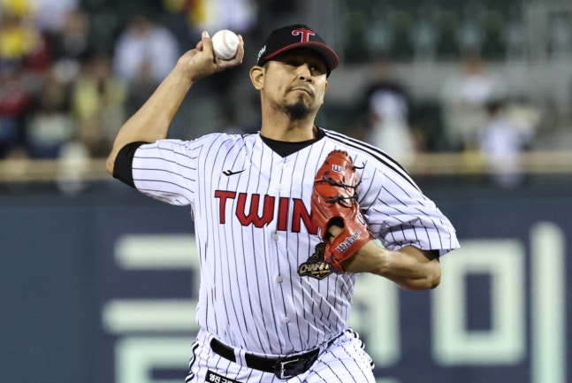 14일 서울 잠실야구장에서 열린 2026 신한 SOL KBO 포스트시즌 와일드카드 결정전 1차전 두산 베어스와 LG 트윈스의 경기. LG 선발 투수 카라스코가 역투하고 있다.