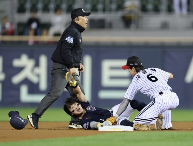 14일 서울 잠실야구장에서 열린 LG 트윈스와 두산 베어스의 2026 신한 SOL KBO 포스트시즌 와일드카드 결정전 1차전. 1회초 무사 1루 두산 박찬호가 안재석 땅볼 때 2루에서 태그아웃된 뒤 심판에게 비디오 판독을 요청하고 있다. 결과는 비디오 판독 끝에 세이프. 연합뉴스