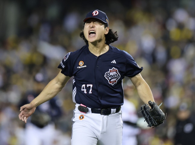 14일 서울 잠실야구장에서 열린 LG 트윈스와 두산 베어스의 2026 신한 SOL KBO 포스트시즌 와일드카드 결정전 1차전. 두산 선발 곽빈이 2회말 2사 만루 LG 오스틴을 삼진으로 잡아낸 뒤 포효하고 있다.