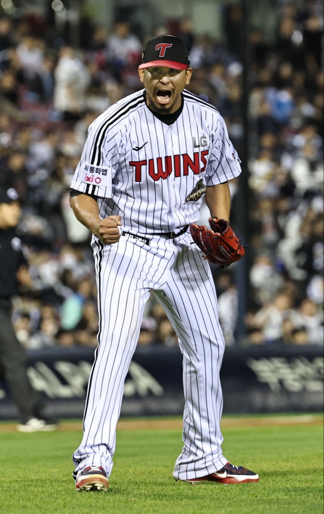 14일 서울 잠실야구장에서 열린 2026 신한 SOL KBO 포스트시즌 와일드카드 결정전 1차전 두산 베어스와 LG 트윈스의 경기. LG 선발 카라스코가 6회초 2사 1루 두산 안재석을 중견수 플라이 아웃으로 처리한 뒤 환호하고 있다.