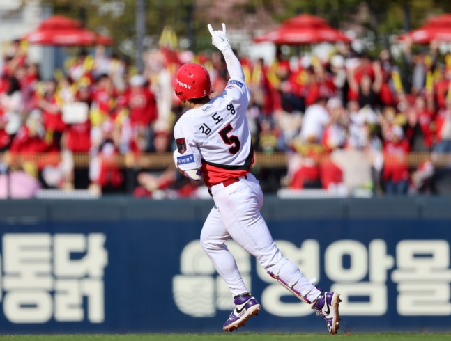 17일 전남광주통합특별시 광주기아챔피언스필드에서 열린 프로야구 2026 포스트시즌 준플레이오프 1차전 LG 트윈스와 KIA 타이거즈의 경기. KIA 김도영이 4회말 1사에서 역전 솔로홈런을 치고 세리머니하고 있다.