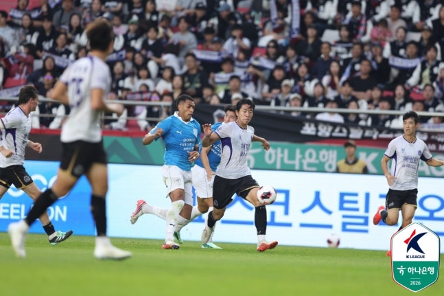 지난 18일 포항과의 32라운드 경기에서 조르지와 경합 중인 안양 김지훈. 프로축구연맹 제공