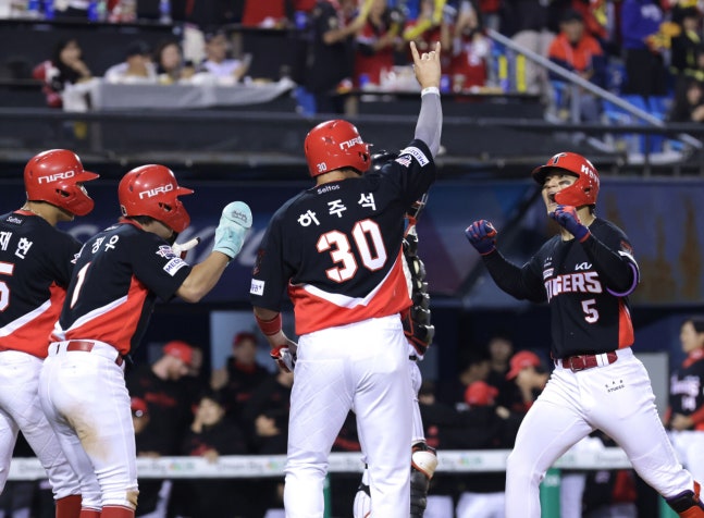 20일 서울 잠실야구장에서 열린 KBO 프로야구 포스트시즌 준플레이오프 3차전 KIA 타이거즈와 LG 트윈스의 경기. 2회초 1사 만루 상황에서 KIA 김도영이 만루 홈런을 친 뒤 홈으로 들어오고 있다.