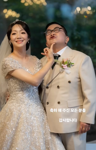 ‘<b>58세</b> 새신랑’ <b>김형진</b>, 아내 얼굴 공개... 손 꼭 잡고 함박웃음 [IS하...