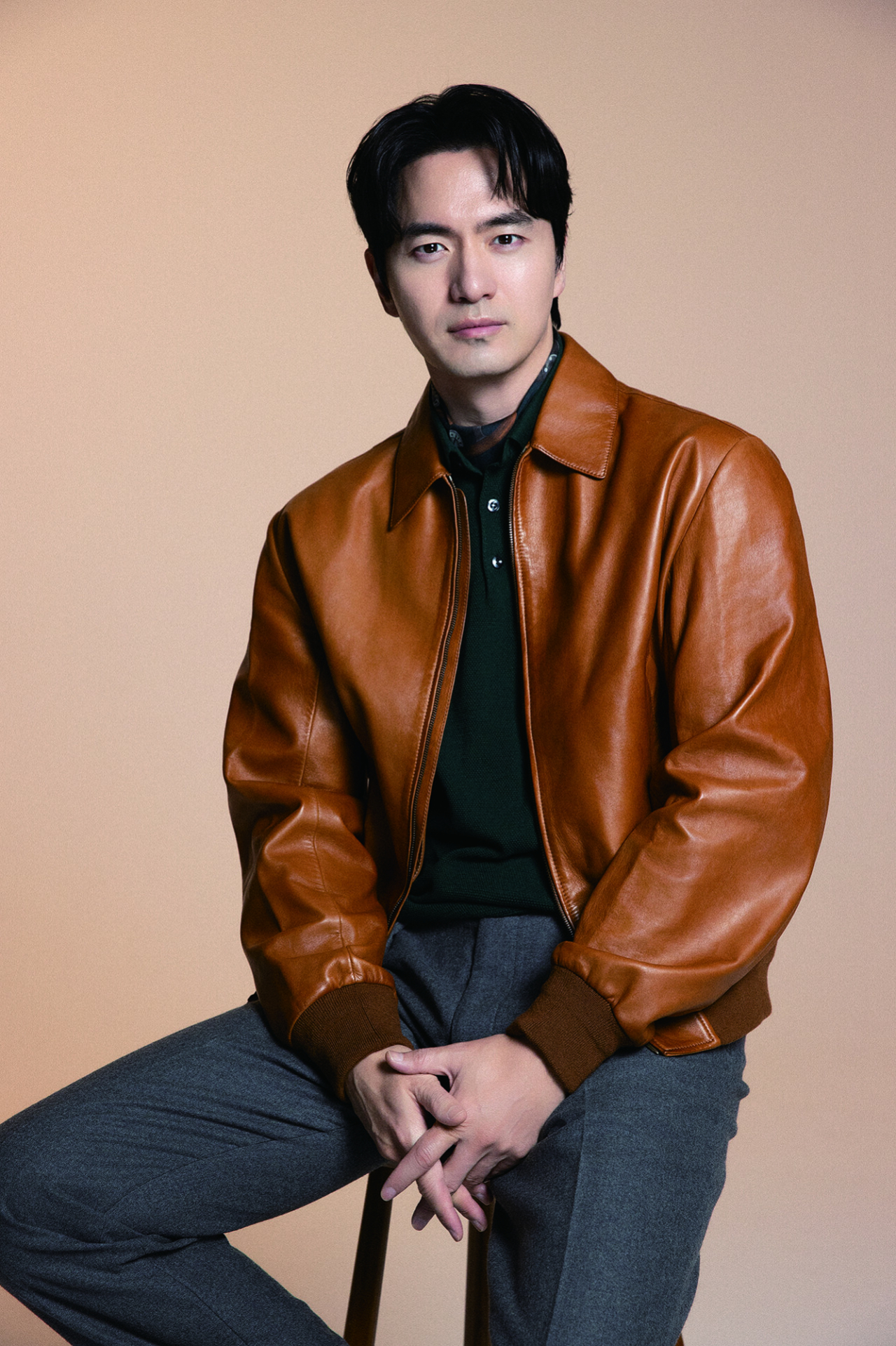ブラウンのレザージャケットを着た俳優イ・ジヌクのポートレート
