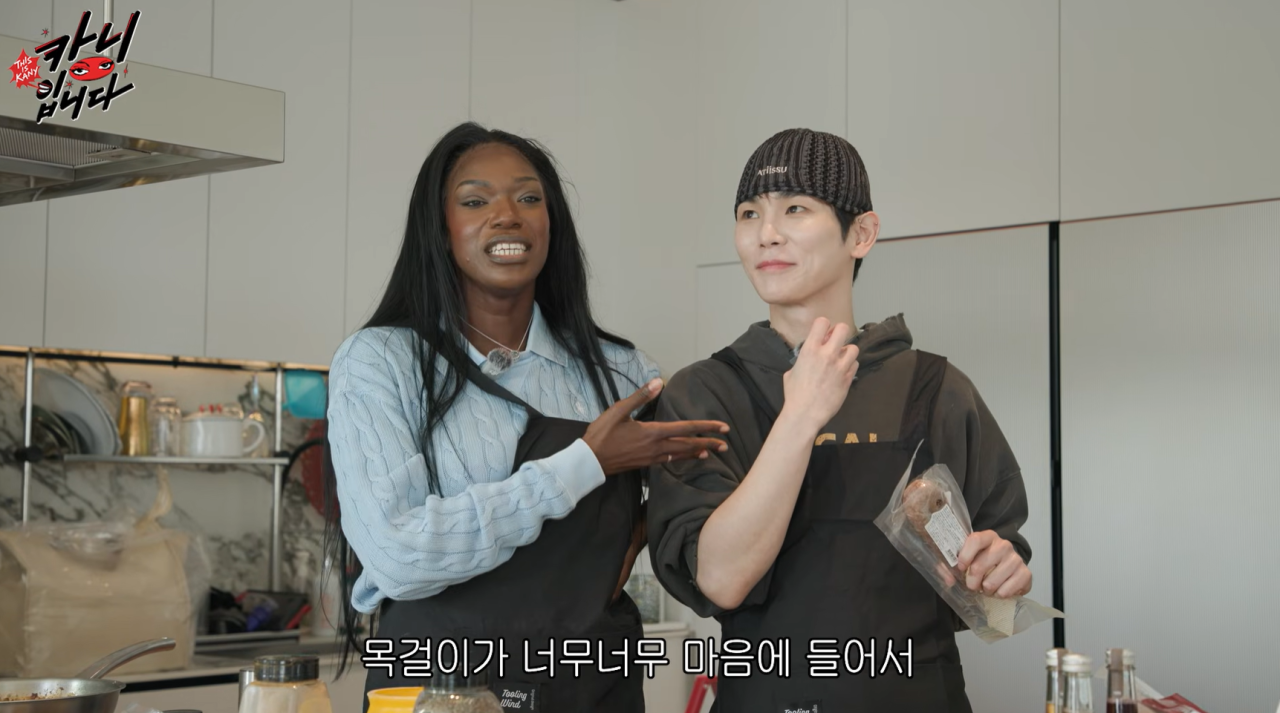 YouTubeチャンネル「カニです」の動画で並ぶカニとSHINeeのキー