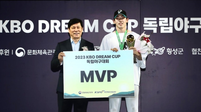 2023년 6월 12일 강원도 횡성 KBO 야구센터에서 열린 '2023 KBO 드림컵(DREAM CUP) 독립야구대회' 결승에서 파주챌린저스 선발 투수로 등판해 연천 미라클을 꺾고 최우수선수(MVP)로 선정된 진우영(오른쪽)이 허구연 한국야구위원회 총재와 기념 촬영하고 있다. 사진=KBO 제공