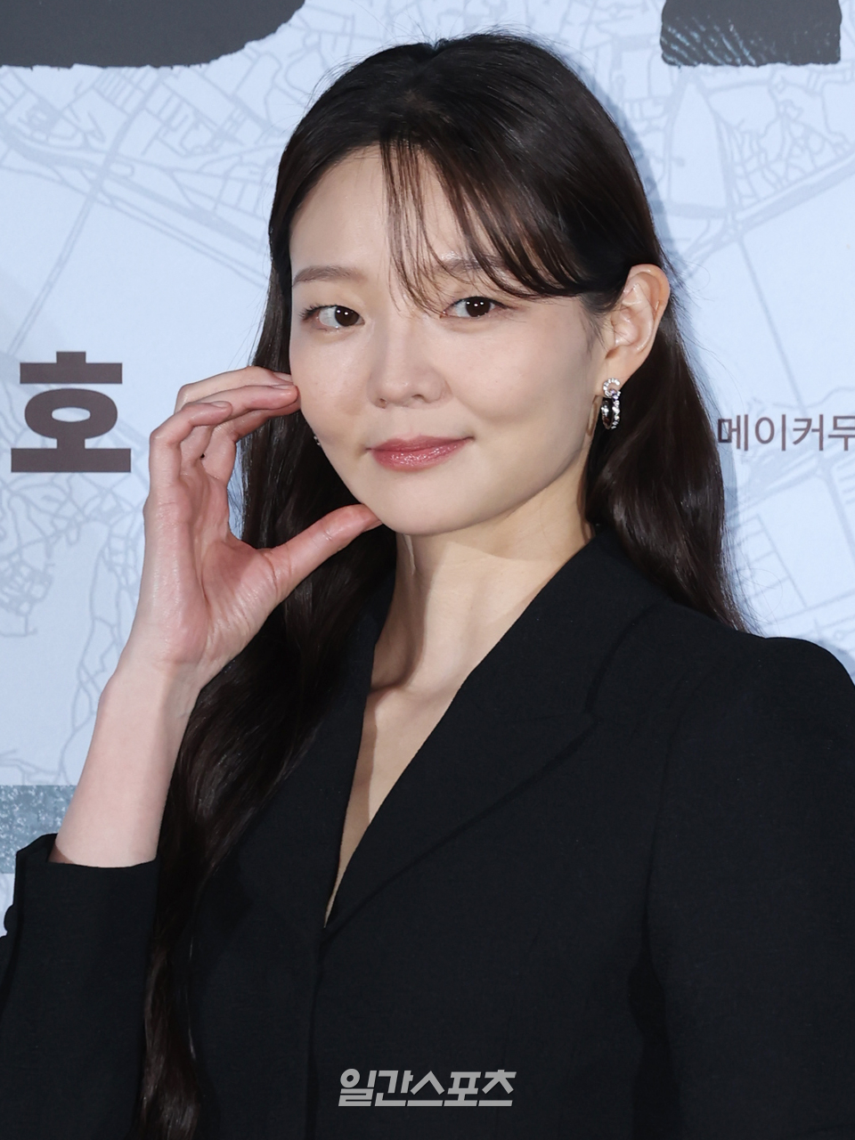 映画の制作報告会でポーズを取る俳優イソム
