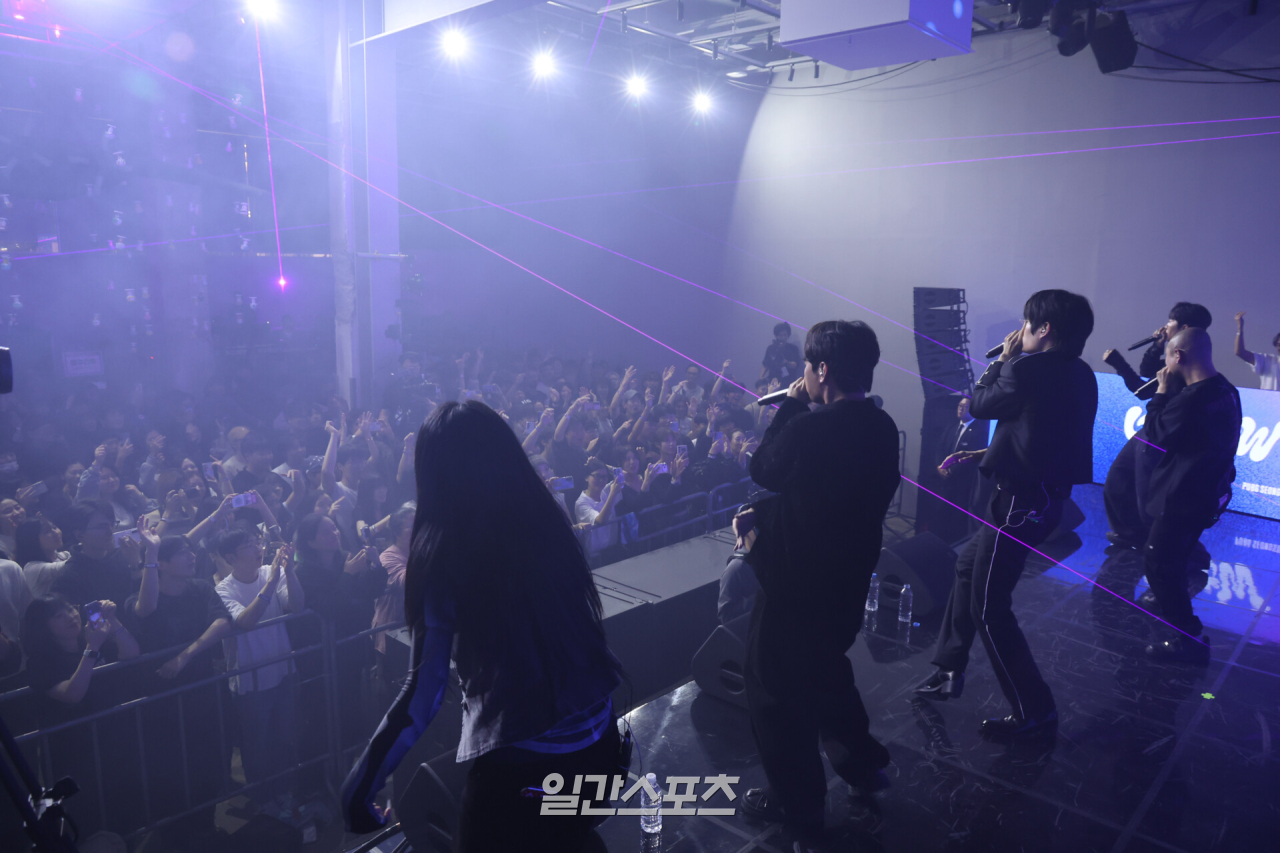 照明とスモークに包まれたステージで観客に向けてパフォーマンスするBEATPELLA HOUSE