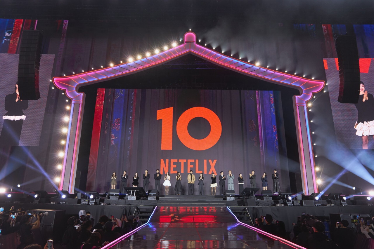 Netflixの10周年を示すステージに出演者が並ぶ「ネットフリ祭り」初日の様子