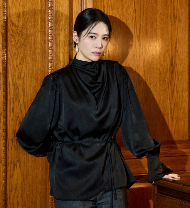 黒い衣装でインタビューに応じるキム・ヒョンジュ