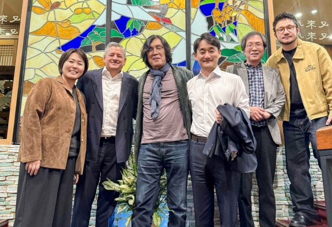 テッド・サランドス氏らが韓国の映画関係者と並ぶ記念写真