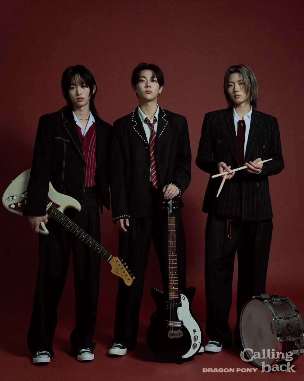新シングル「Calling Back」のロゴとともに並ぶDragon Ponyの3人