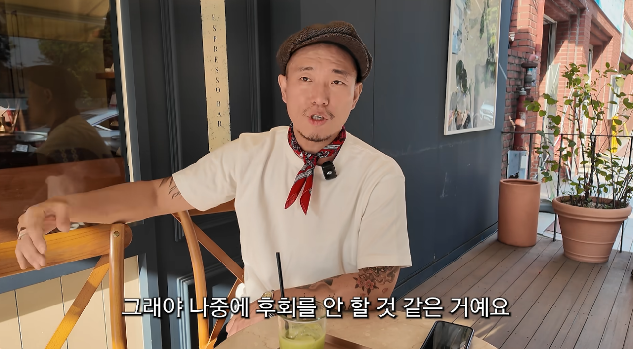 カン・ゲリがカフェのテラス席で話す様子