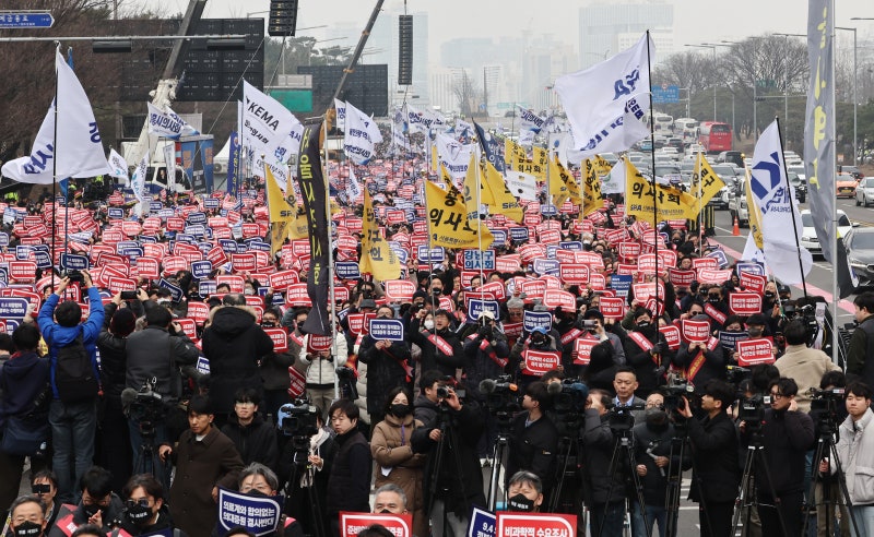 여의도 집결한 <b>의사</b>들 “무시·탄압하면 국민저항 부딪힐 것”