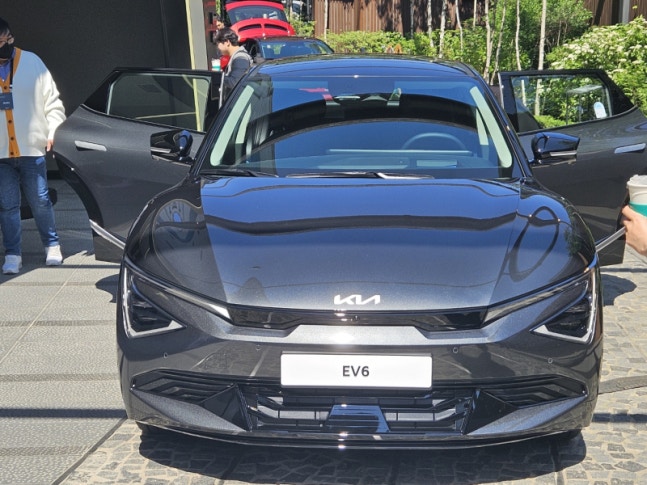 상품성이 대폭 개선된 기아 더 뉴 EV6. [사진 이지완 기자]
