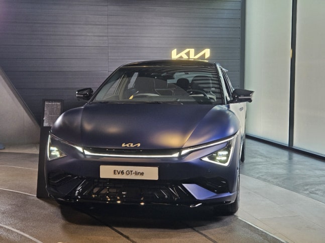 기아 더 뉴 EV6 GT-라인. 스포티하면서 미래지향적인 외관이 시선을 사로잡는다. [사진 이지완 기자]