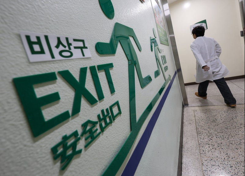 <b>정부</b>, <b>전공의 사직서</b> 수리 허용…“복귀하면 행정처분 중단”