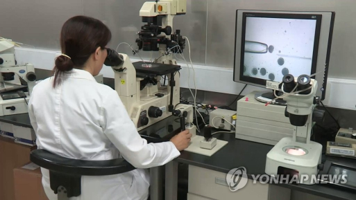 임상시험 연구원이 연구를 진행하고 있다.[사진 연합뉴스]