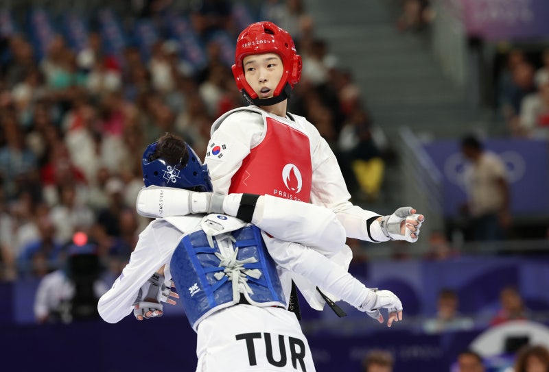 <b>태권도</b> <b>김유진</b>, ‘도쿄 동메달리스트’ 꺾고 <b>태권도</b> 57급 <b>8강</b>행