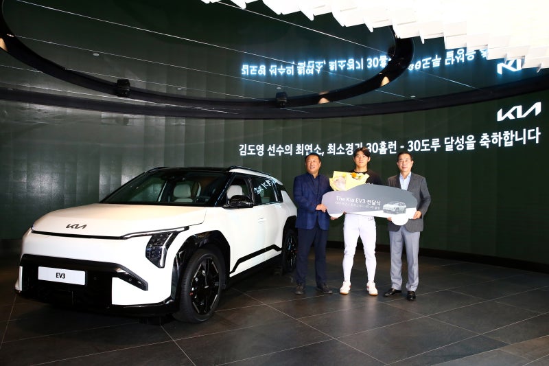 <b>기아</b>, 최연소 ‘30홈런·30도루’ 달성한 <b>김도영</b>에 ‘EV3’ 선물
