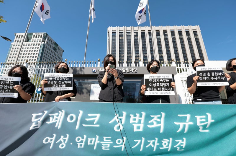 “<b>딥페이크 성범죄</b> 피해자, 한국인이 절반”…<b>정부</b>, 처벌 규정 신설 예...