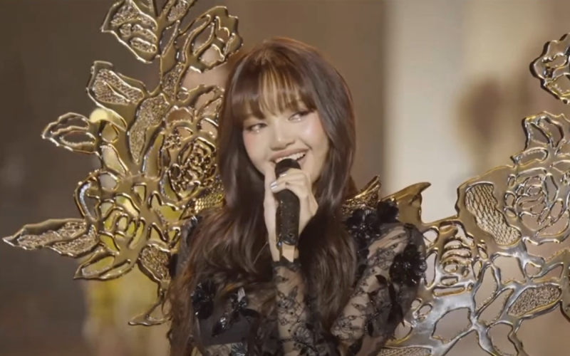 <b>블랙핑크 리사</b>, '<b>빅토리아</b> 시크릿 패션쇼' 압도